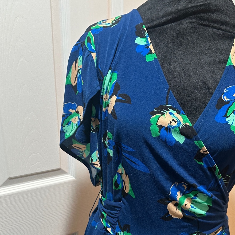 💙Floral Wrap Dress💙 - Picture 3 of 8